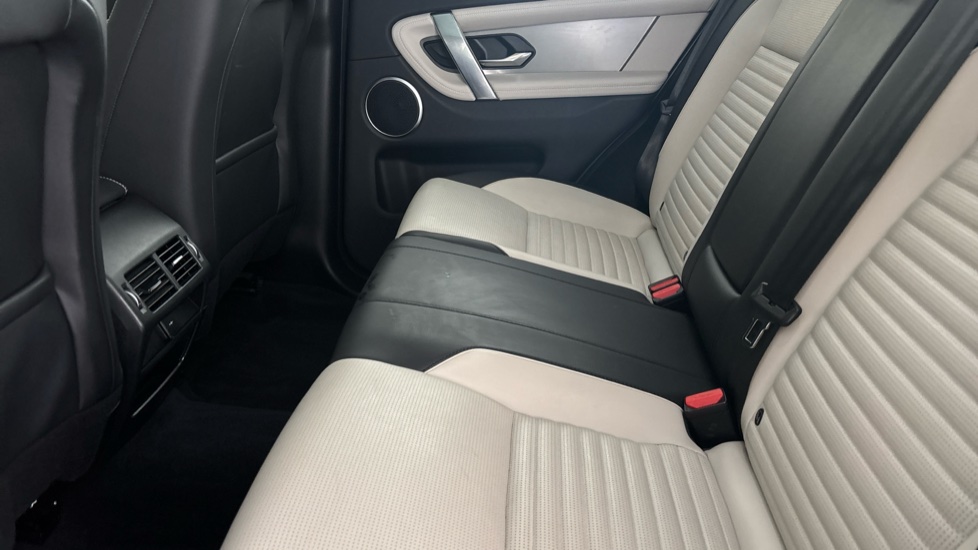 LAND ROVER DISCOVERY SPORT Image 14