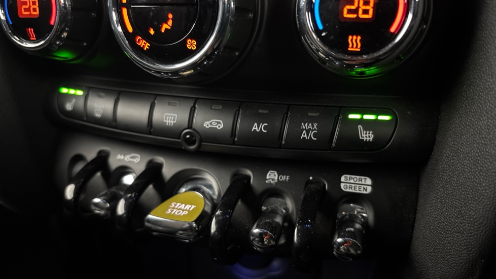 MINI HATCHBACK Heated seats