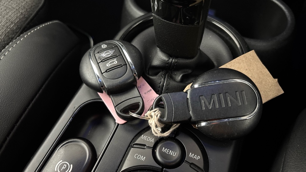 MINI HATCHBACK 2 keys available