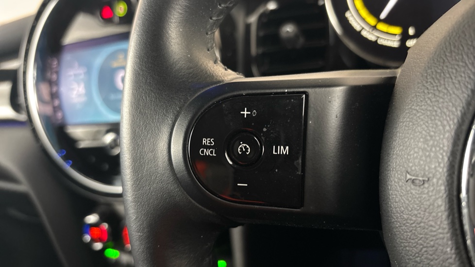 MINI HATCHBACK Cruise control