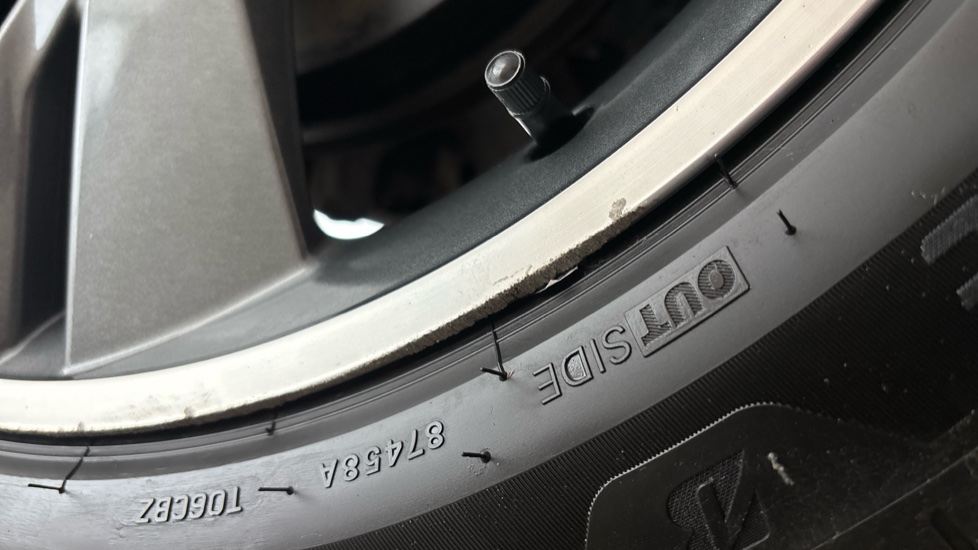 AUDI Q4 Scuff