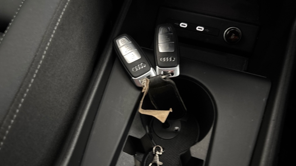 AUDI Q4 2 keys