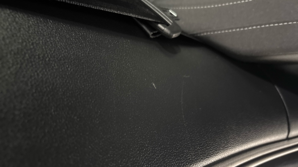 VOLKSWAGEN GOLF scratches
