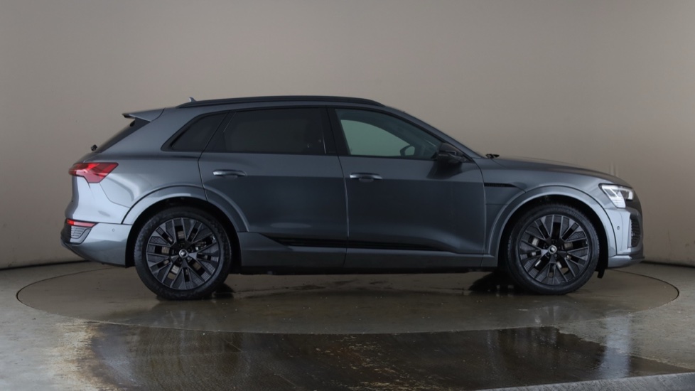 AUDI Q8 Image 6