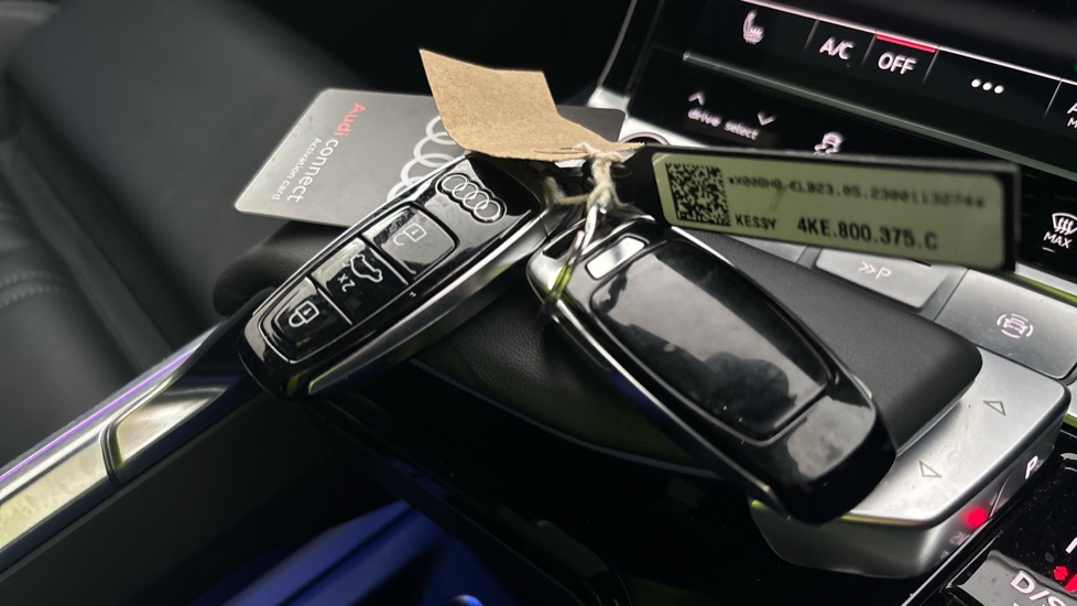 AUDI Q8 2 keys