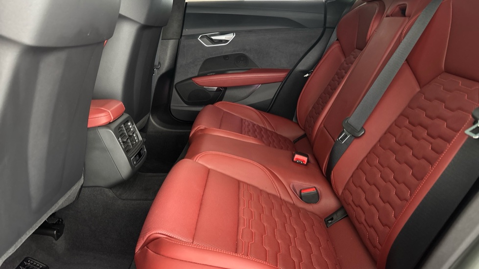 AUDI E-TRON GT Image 14