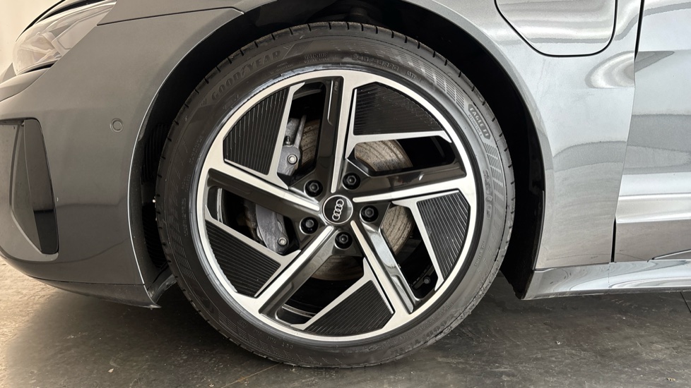 AUDI E-TRON GT Image 17