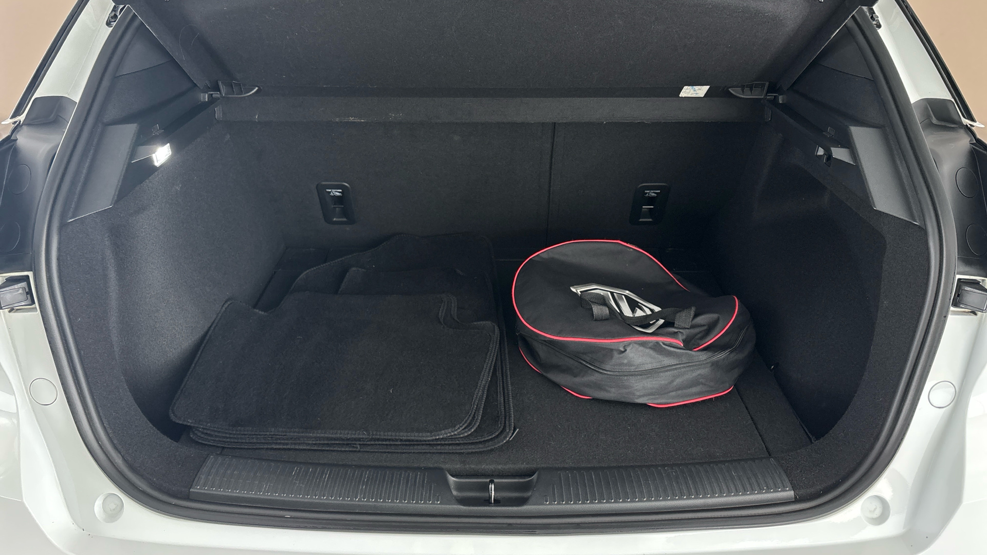 4021001 150kW Trophy EV Long Range 64kWh 5dr Auto