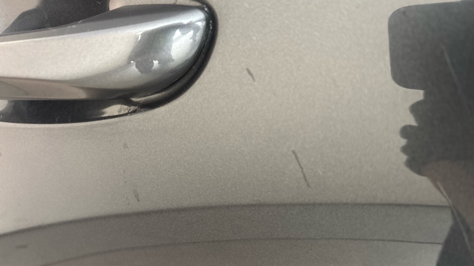 MG MG4 scratches