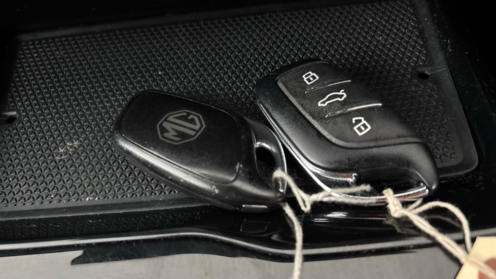 MG MG4 2 keys