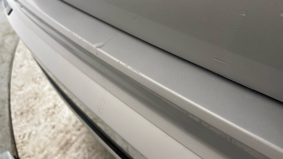 Volvo XC90 chips and scratches