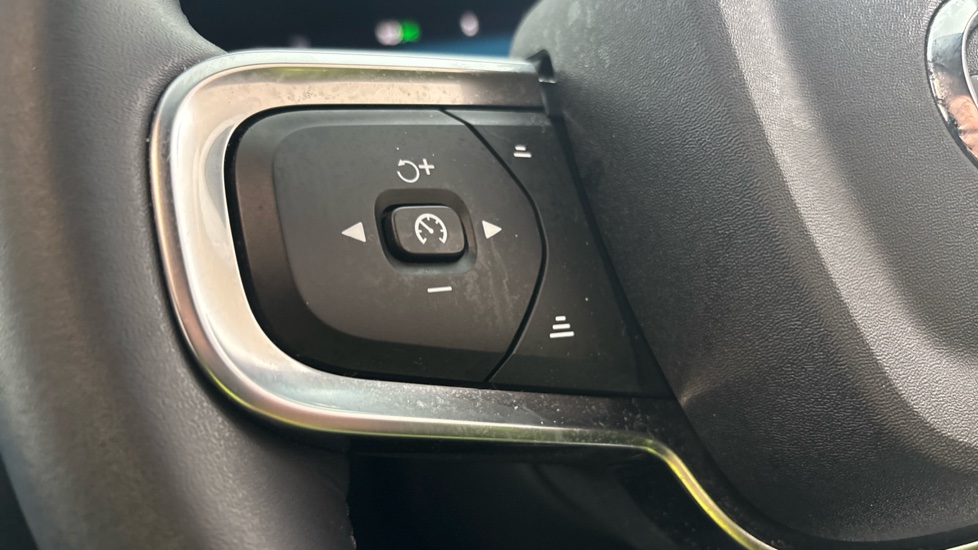 VOLVO EX40 cruise control