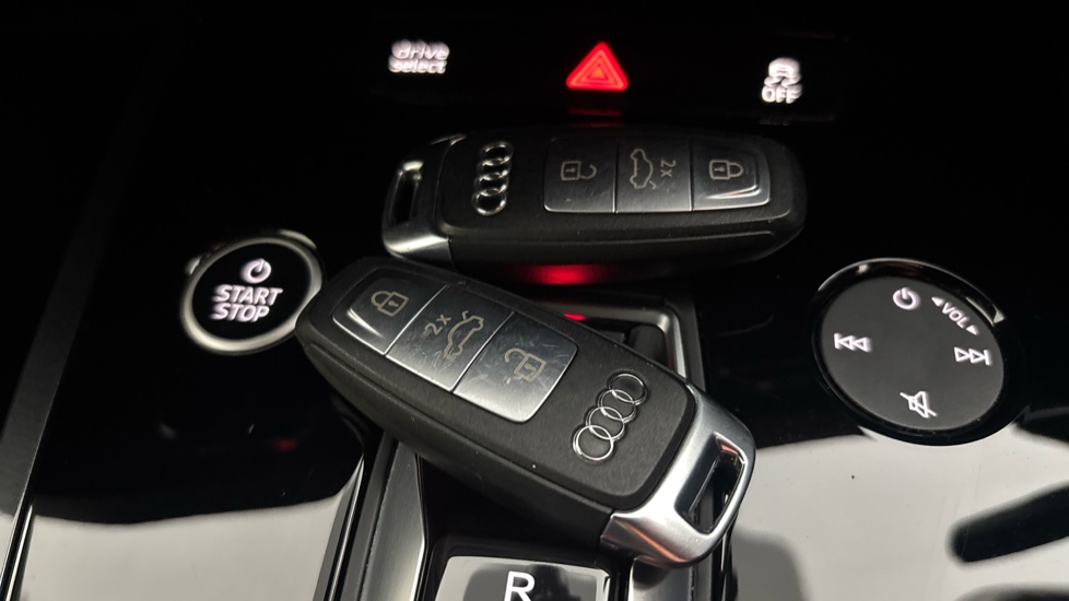 AUDI Q4 2 keys