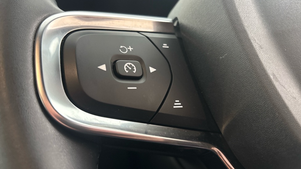 VOLVO C40 cruise control
