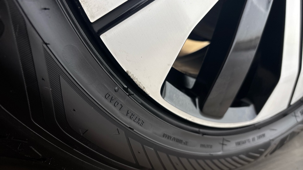 VOLVO C40 Scuff