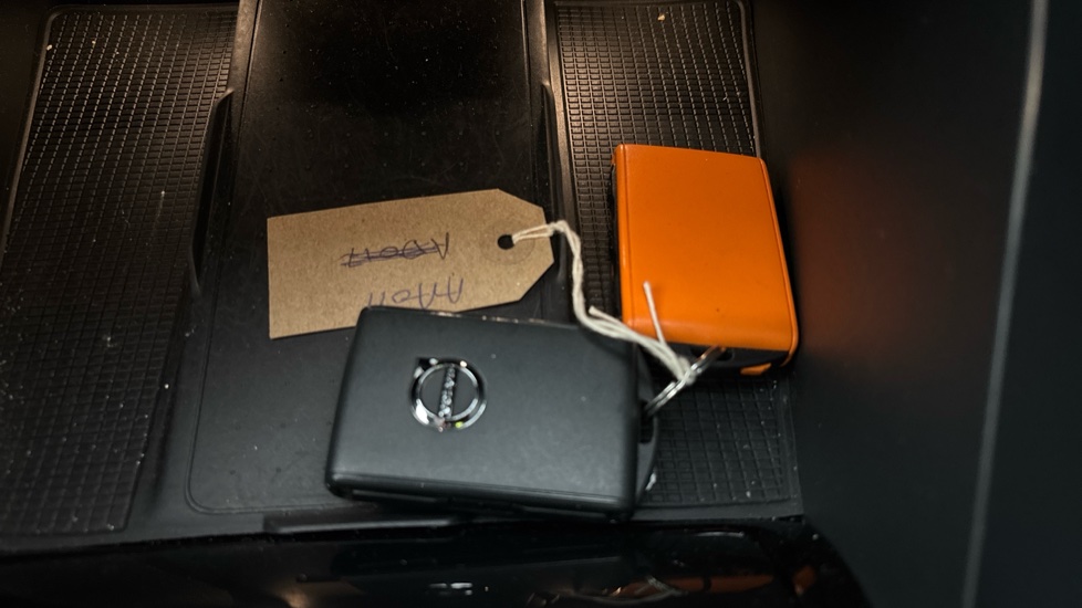 VOLVO C40 two keys