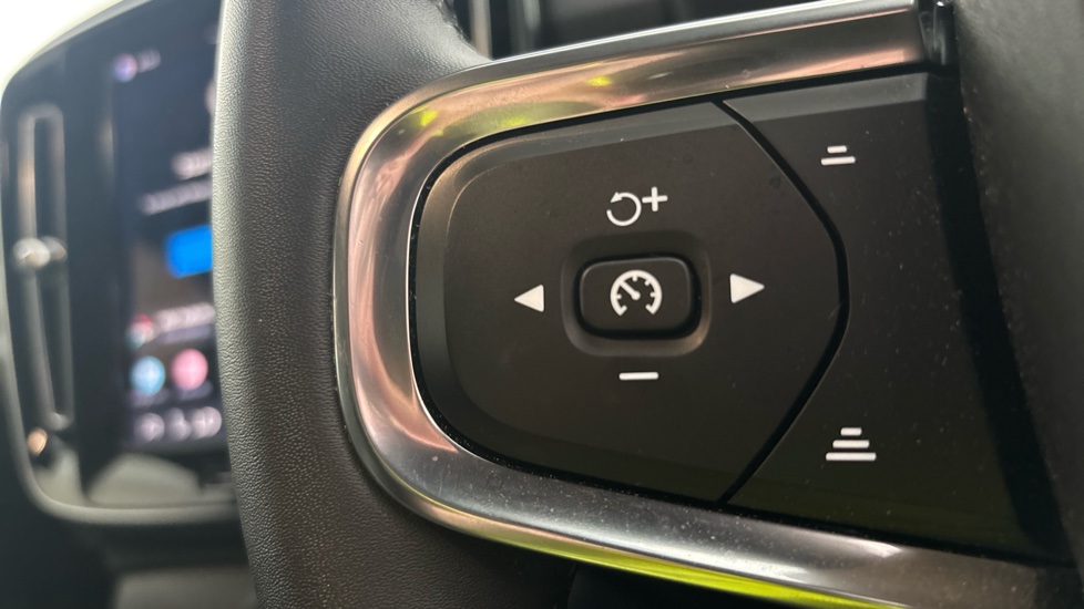 VOLVO C40 cruise control