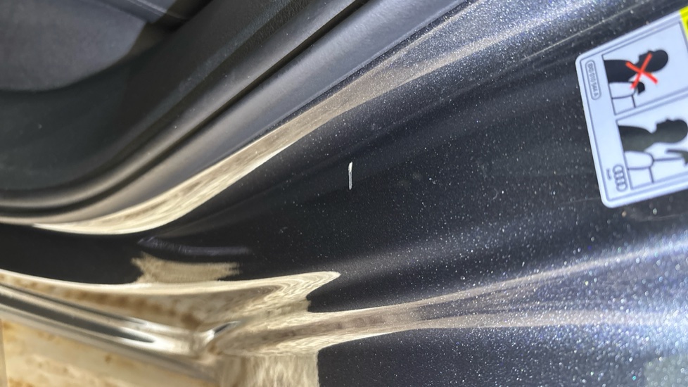 AUDI E-TRON scratches