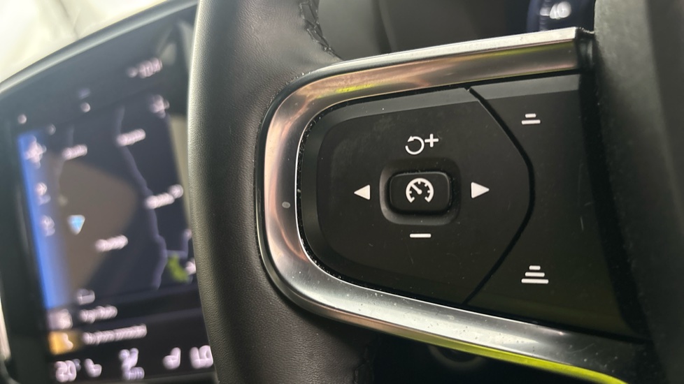 VOLVO XC40 cruise control
