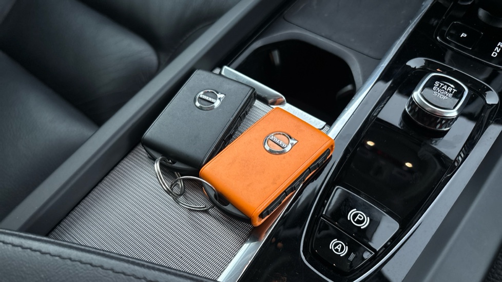 VOLVO XC60 2 keys available