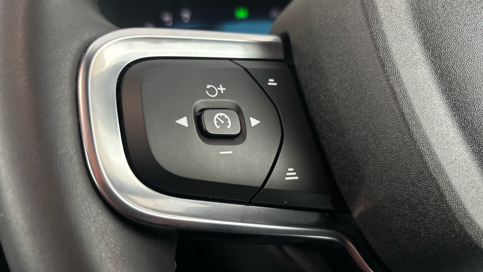 VOLVO XC40 cruise control
