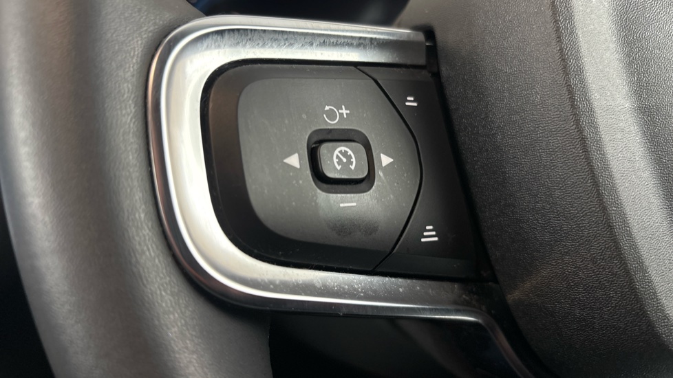 VOLVO XC40 cruise control