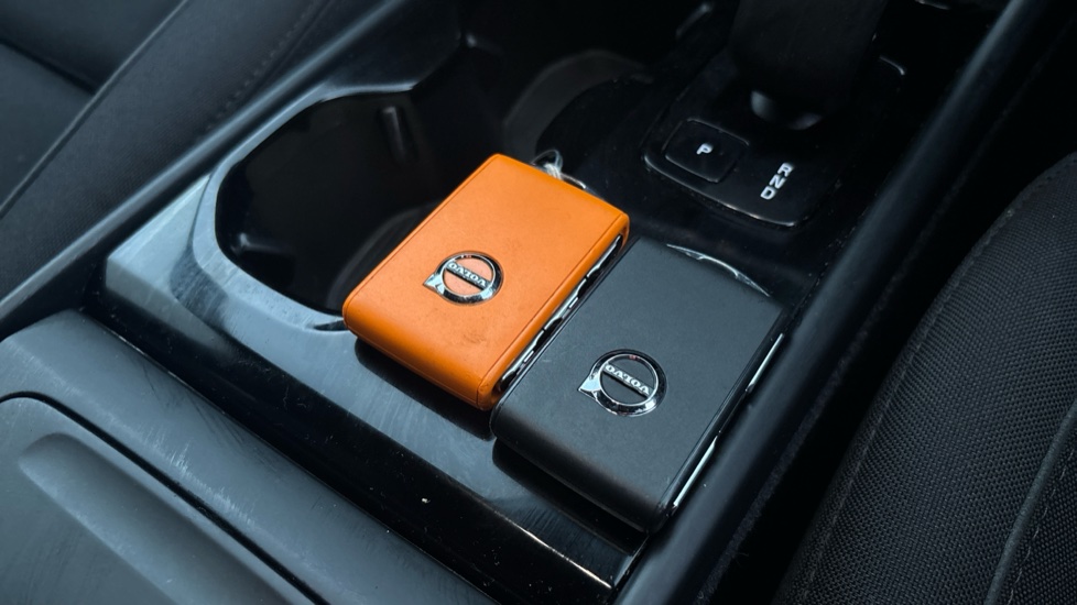 VOLVO XC40 2 keys available