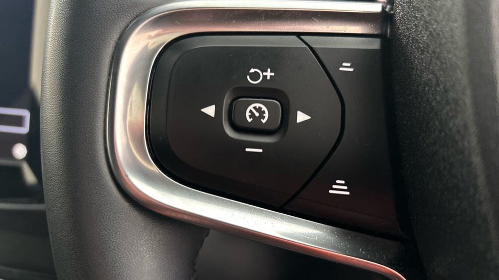 VOLVO XC40 cruise control