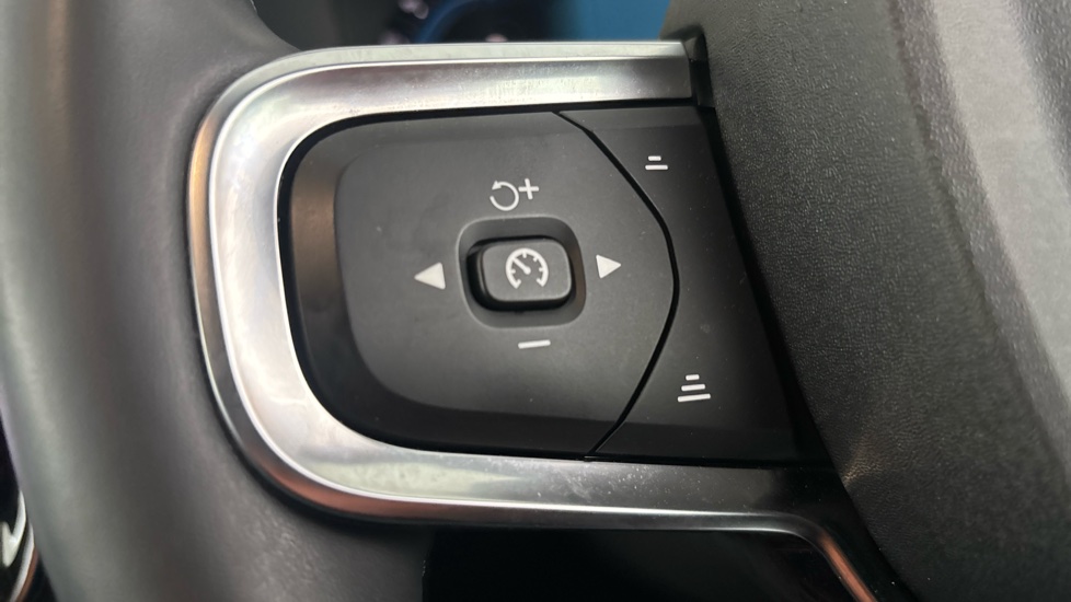 VOLVO XC40 cruise control