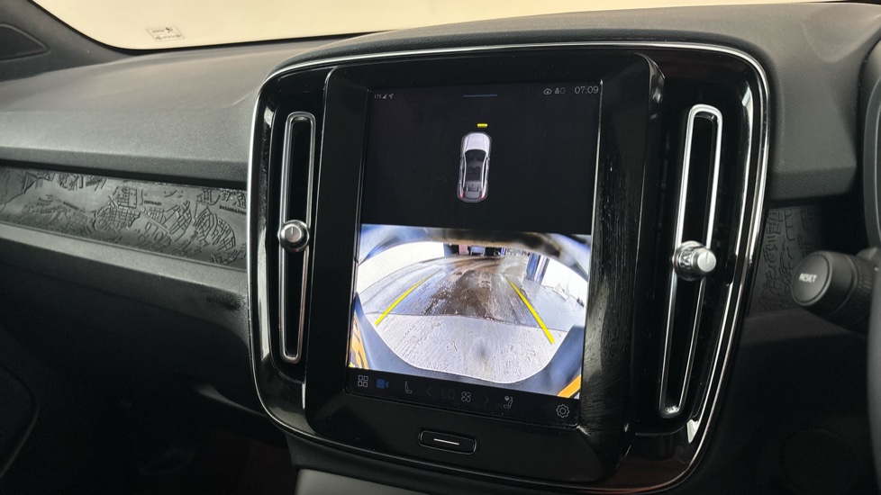VOLVO C40 reverse camera