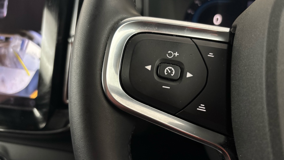 VOLVO C40 cruise control