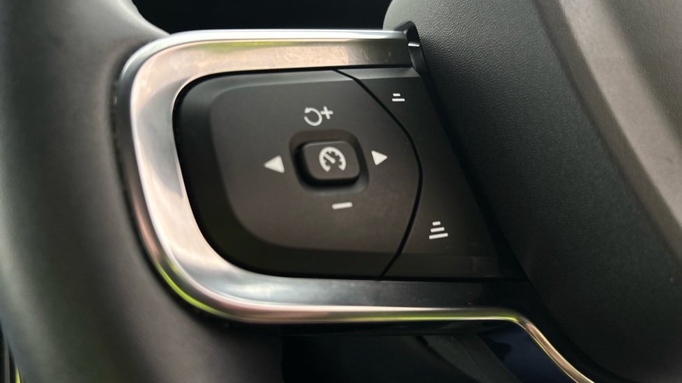 VOLVO C40 cruise control