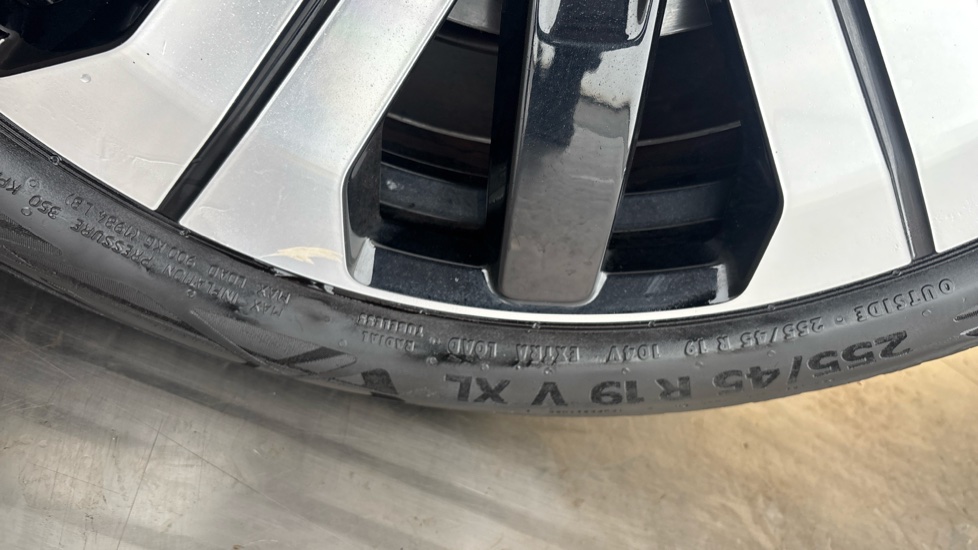 VOLVO C40 scuff