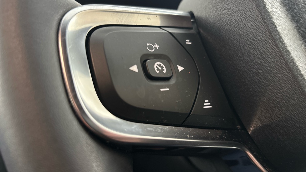 VOLVO XC40 cruise control