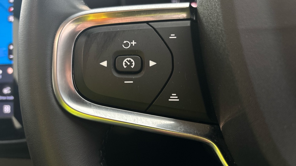 VOLVO C40 cruise control