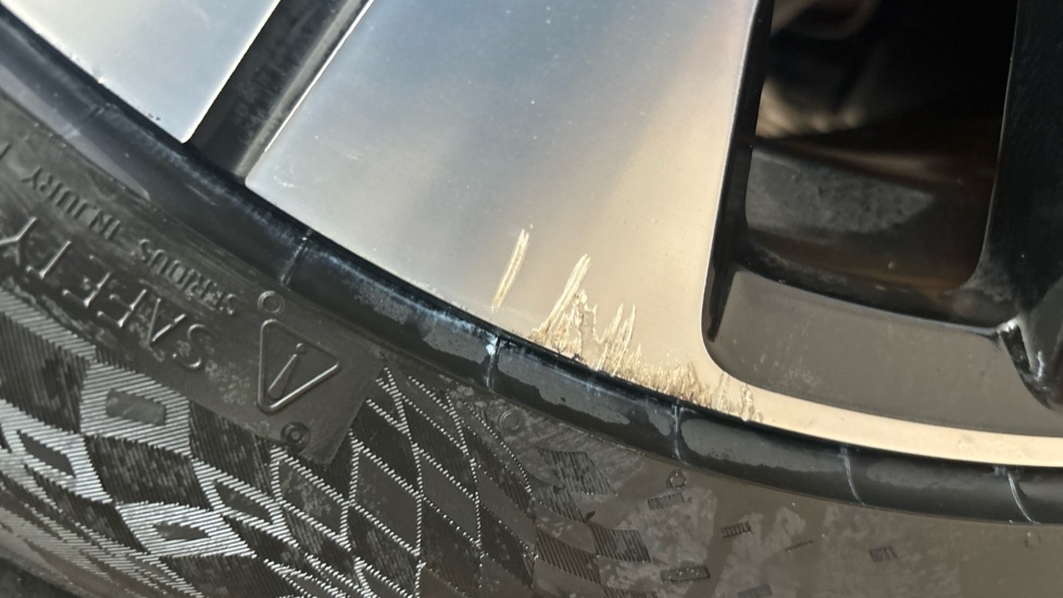VOLVO C40 scuff