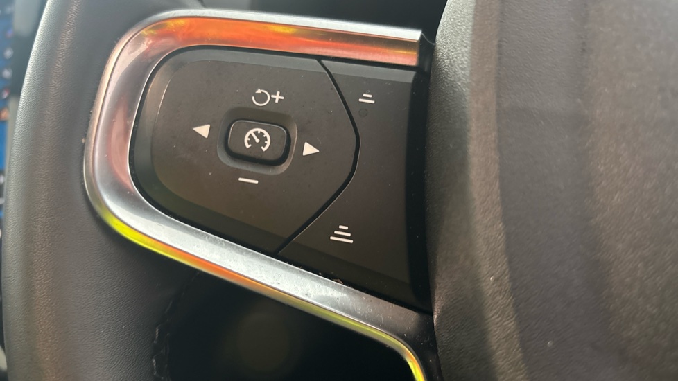 VOLVO XC40 cruise control