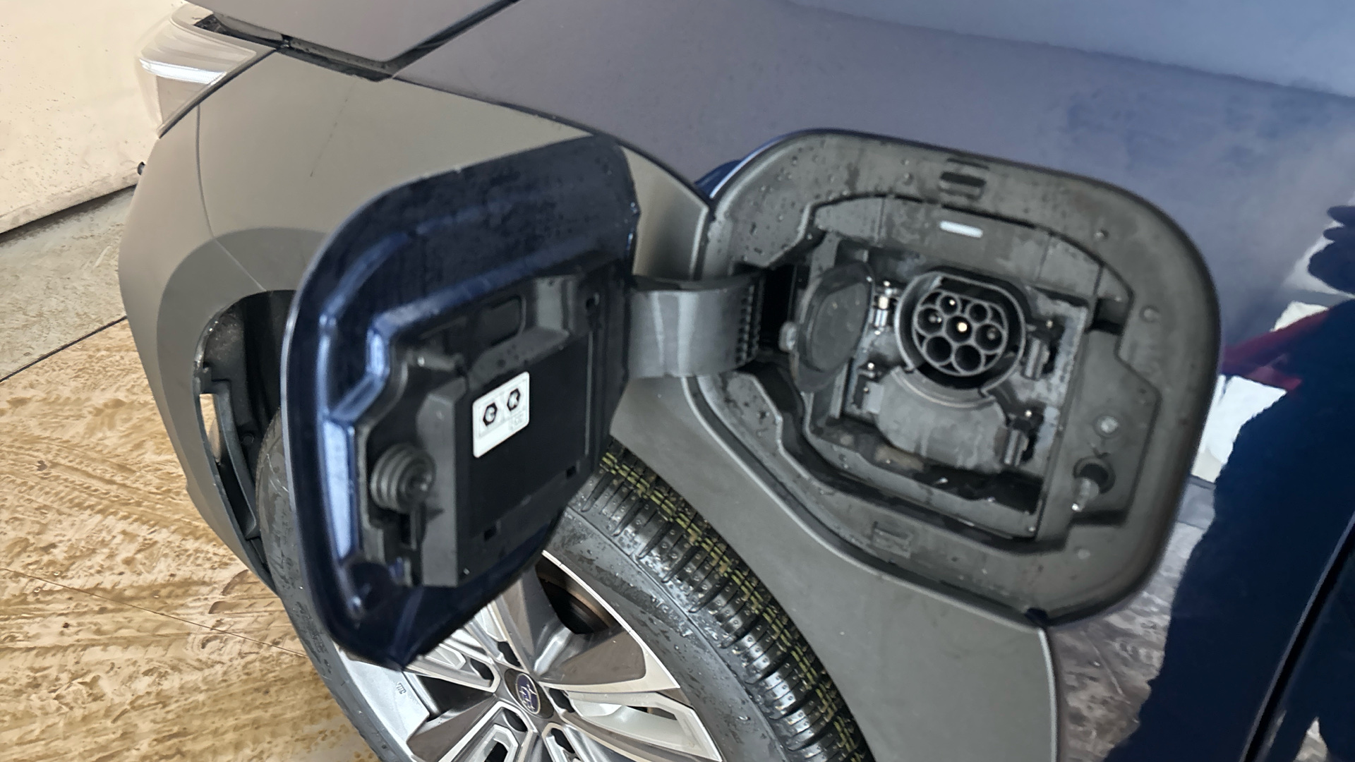 4060447 150kW Touring 71.4kWh 5dr Auto AWD