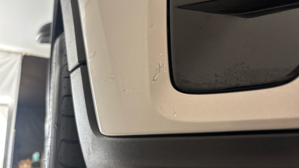 VOLVO C40 Chips and scratches