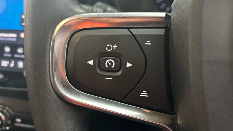 VOLVO XC40 cruise control