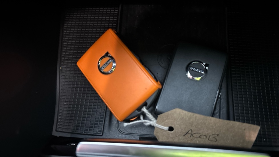 VOLVO C40 two keys