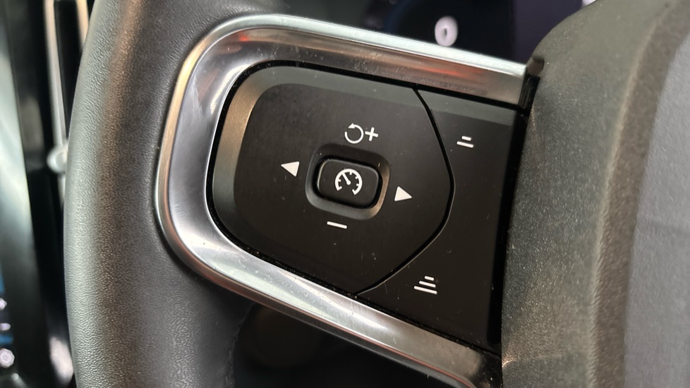 VOLVO XC40 cruise control