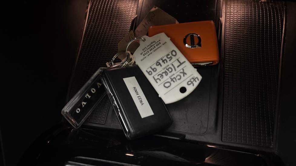 VOLVO XC40 two keys