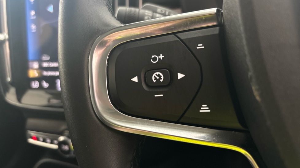 VOLVO XC40 cruise control