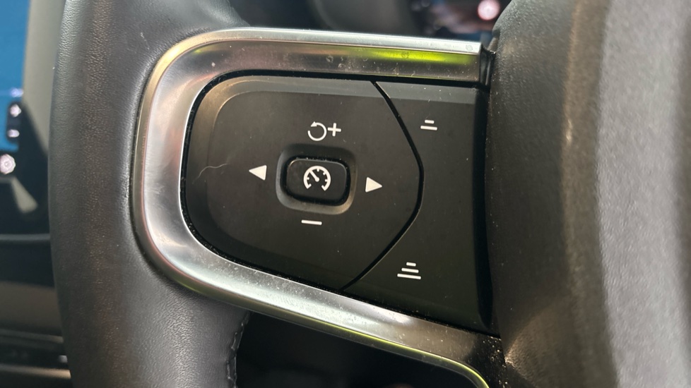 VOLVO XC40 cruise control