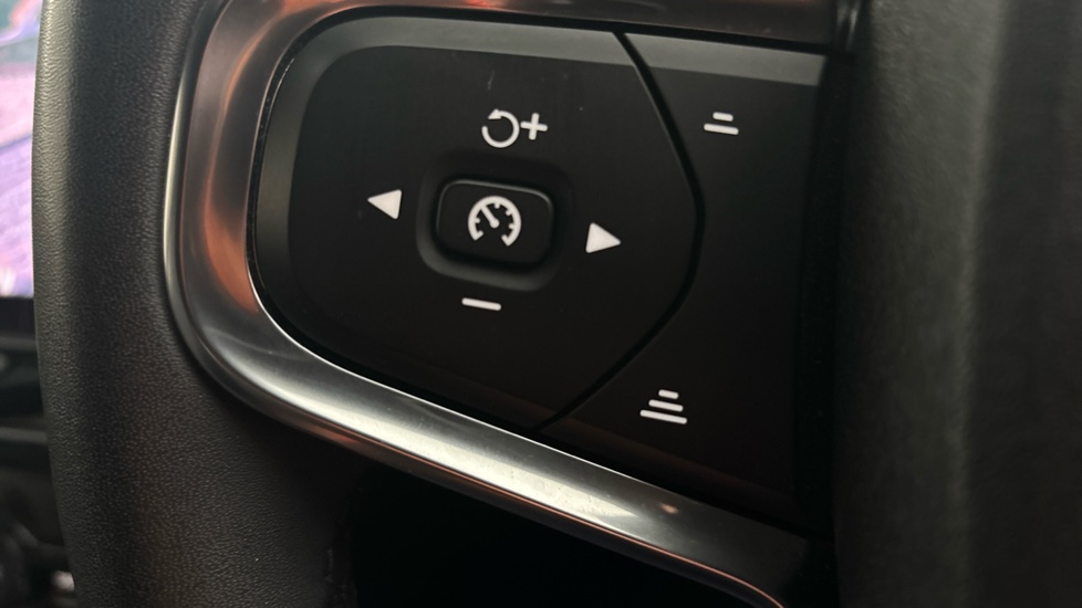 VOLVO XC40 cruise control
