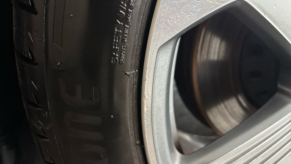 AUDI E-TRON scratches