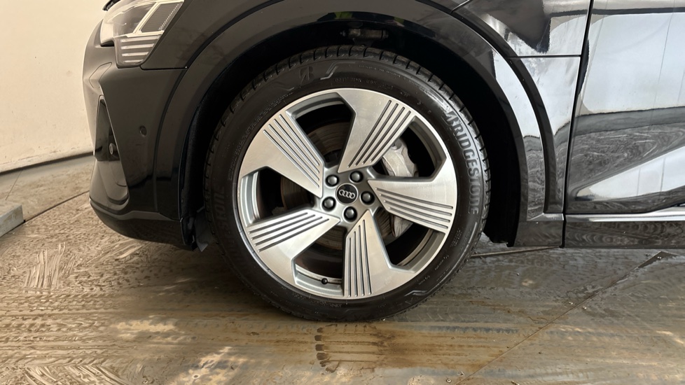 AUDI E-TRON Image 17