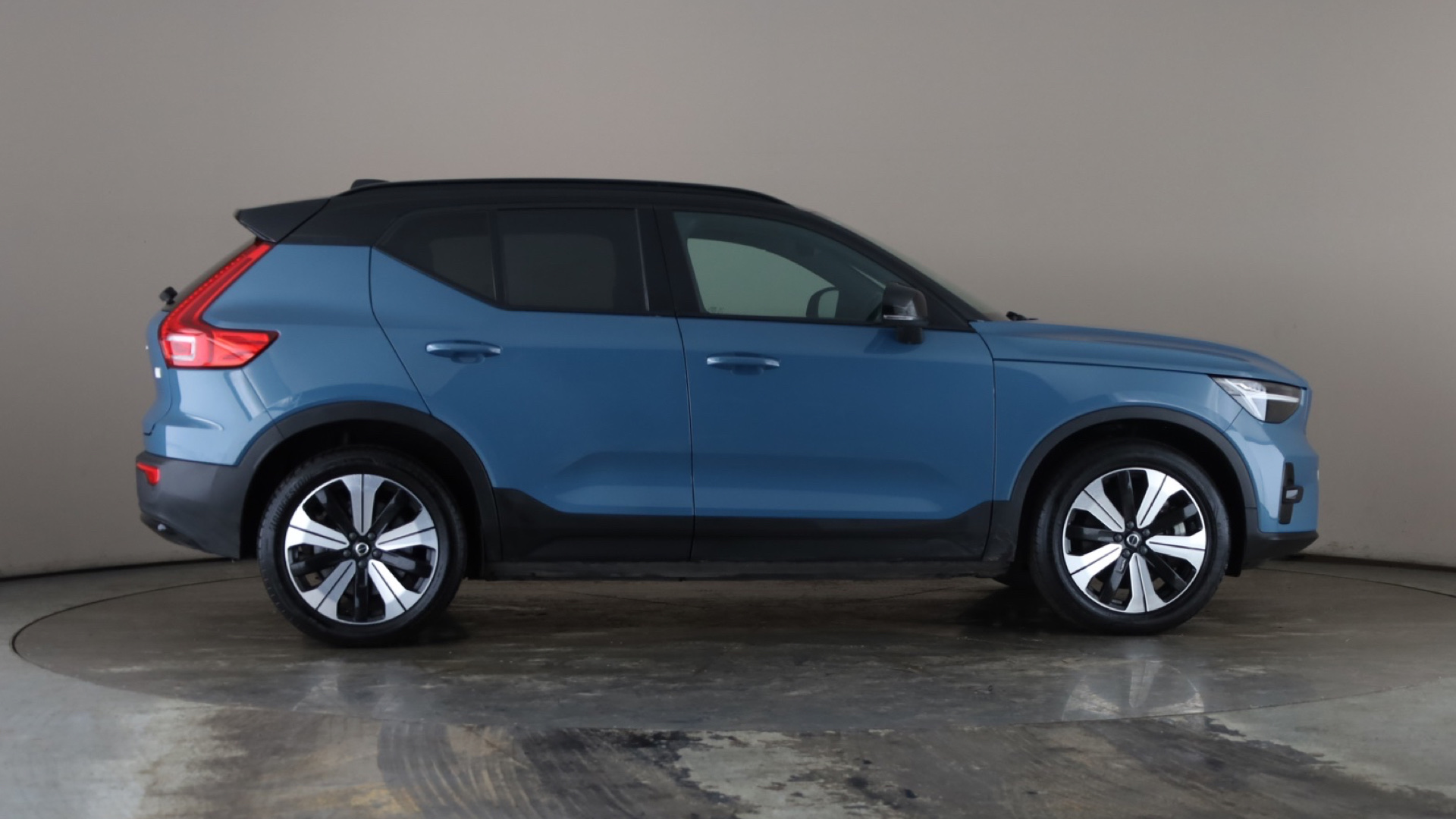 4020685 170kW Recharge Plus 69kWh 5dr Auto