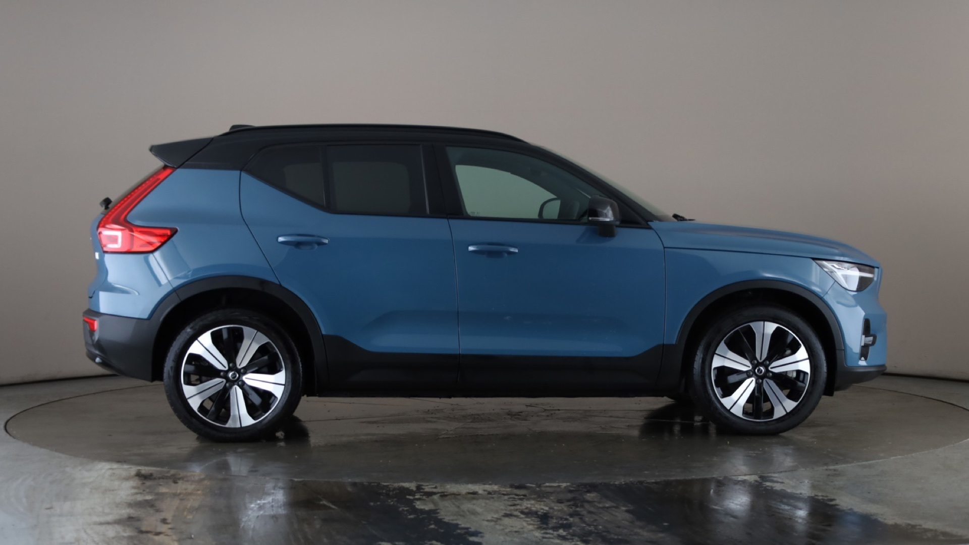 4020653 170kW Recharge Plus 69kWh 5dr Auto